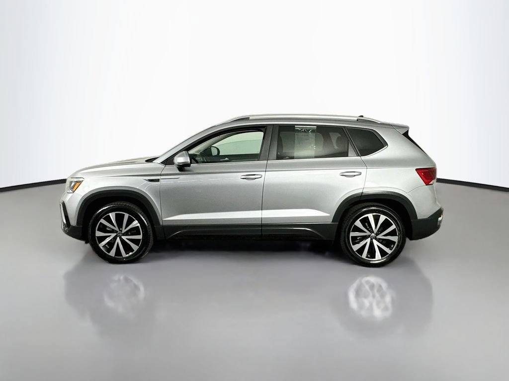 Used 2022 Volkswagen Taos SE w/ Panoramic Sunroof Package FWD image 5