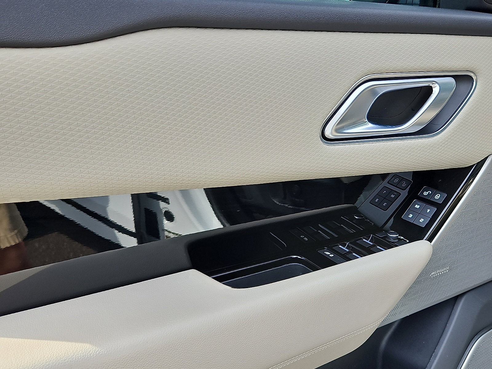 Used 2020 Land Rover Range Rover Velar R-Dynamic S image 12