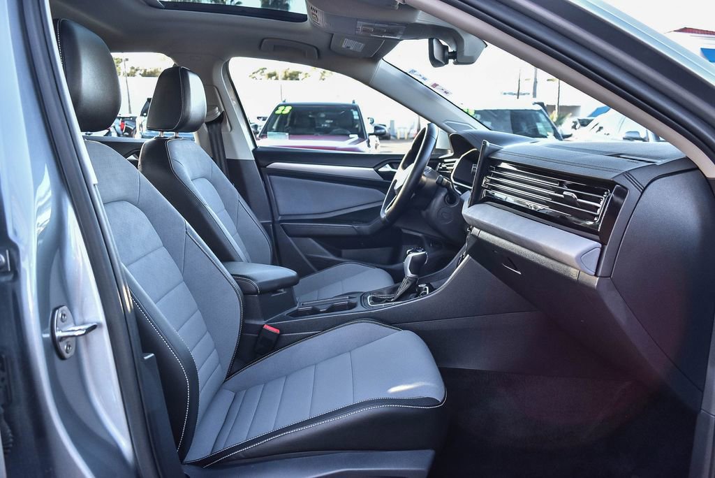 Used 2025 Volkswagen Jetta SE image 16