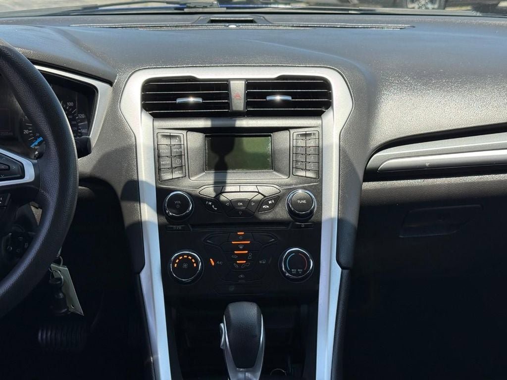 Used 2015 Ford Fusion SE FWD image 12