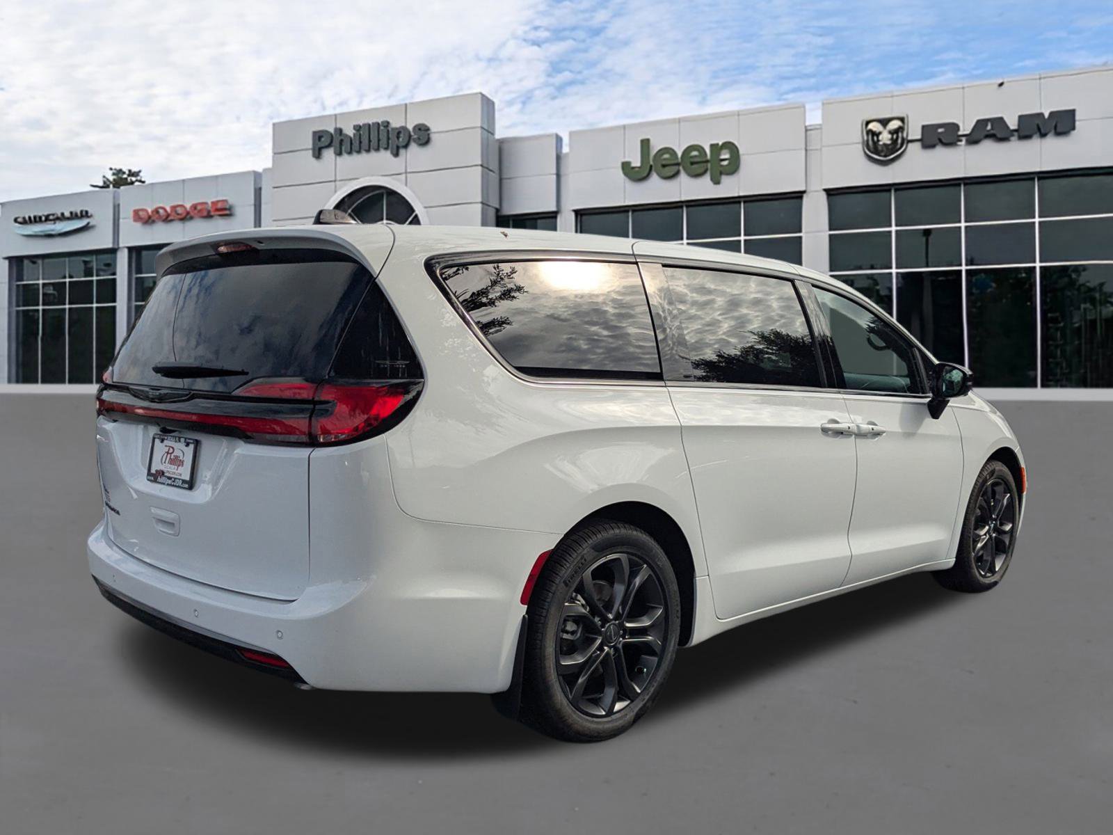New 2026 Chrysler Pacifica Select image 3