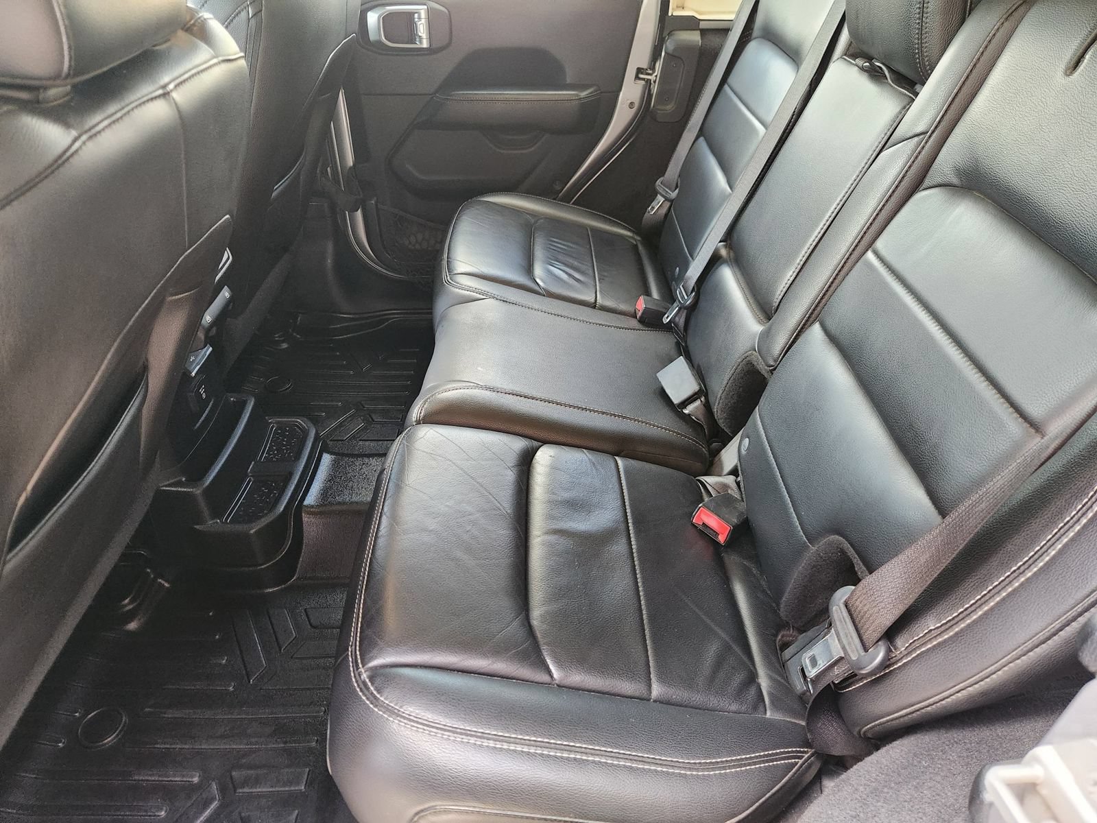 Used 2018 Jeep Wrangler Unlimited Sahara AWD/4WD image 32
