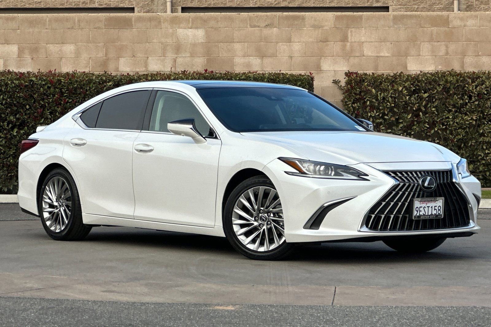 Used 2023 Lexus ES 350 Luxury image 2