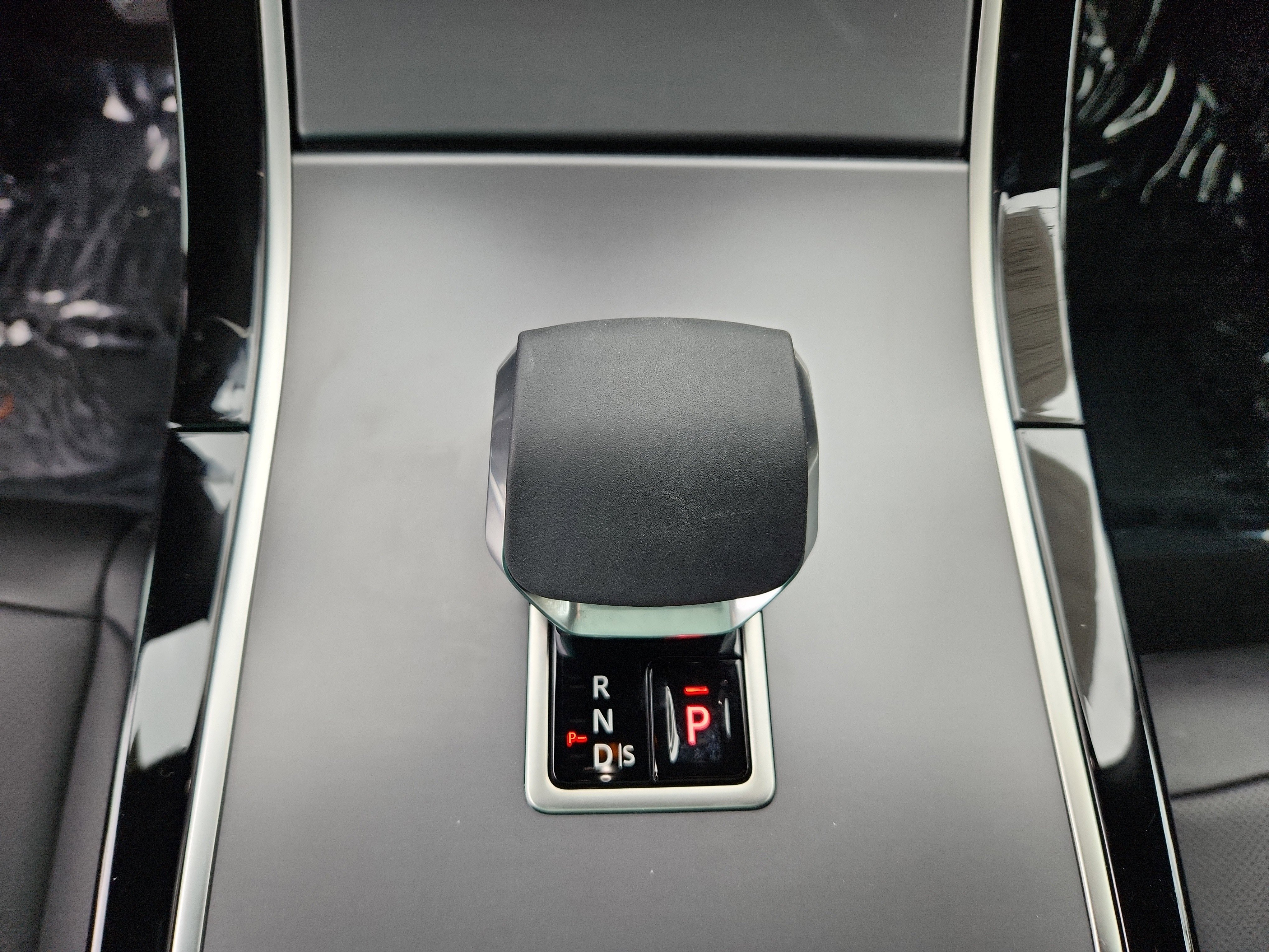 Certified 2026 Land Rover Range Rover Evoque S image 16