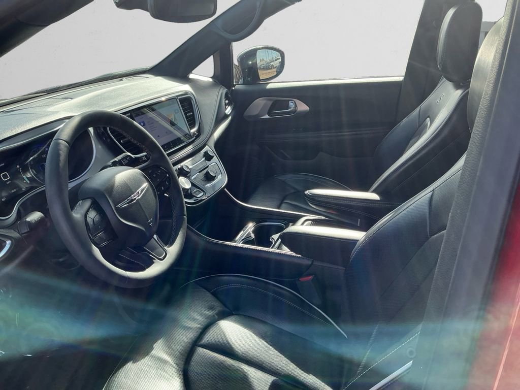 Used 2025 Chrysler Pacifica Limited image 9
