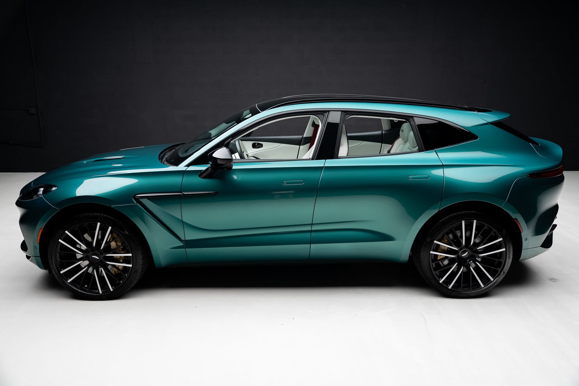 Used 2023 Aston Martin DBX AWD/4WD image 16