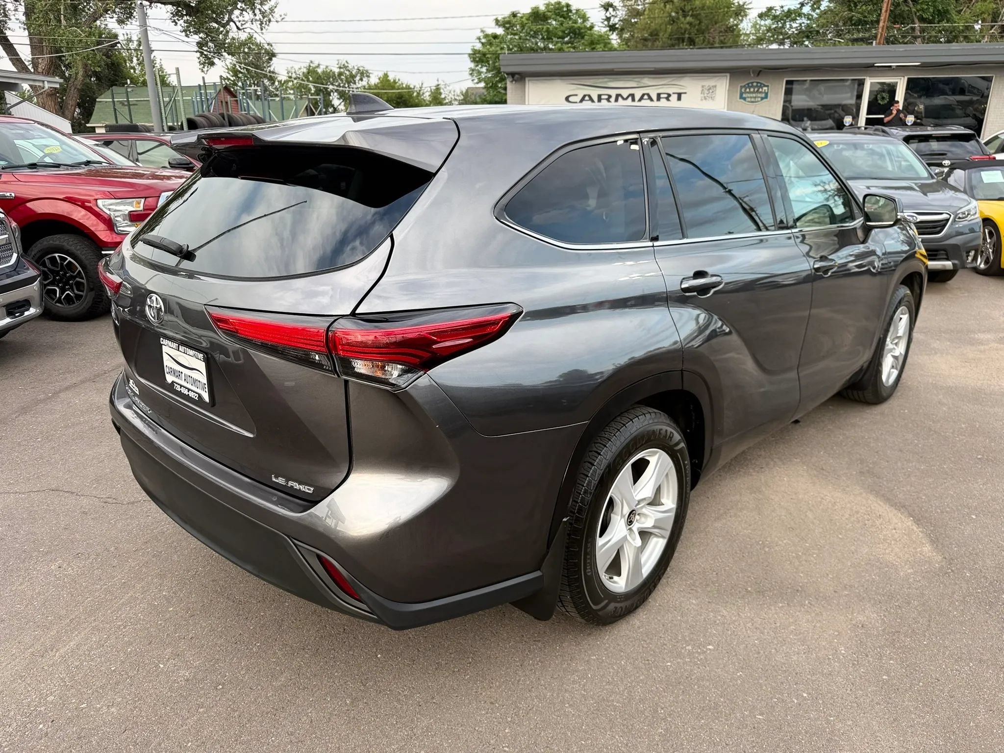 Used 2022 Toyota Highlander LE AWD/4WD image 9