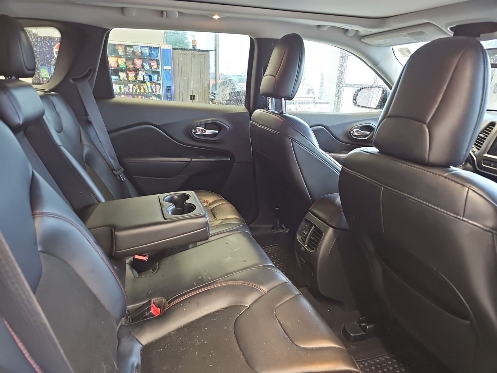 Used 2020 Jeep Cherokee Trailhawk w/ Comfort/Convenience Group AWD/4WD image 15