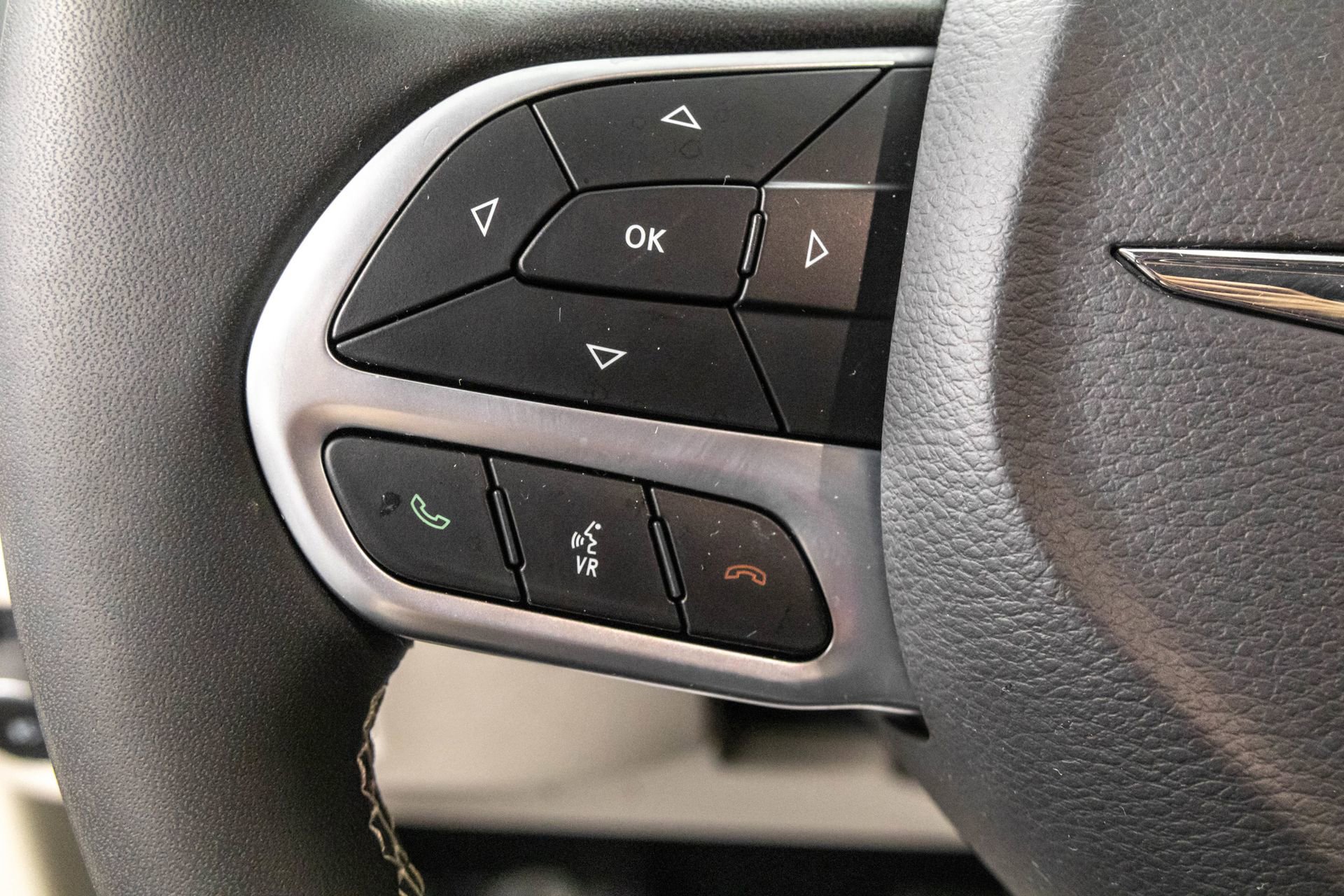 Used 2023 Chrysler Pacifica Touring-L image 19