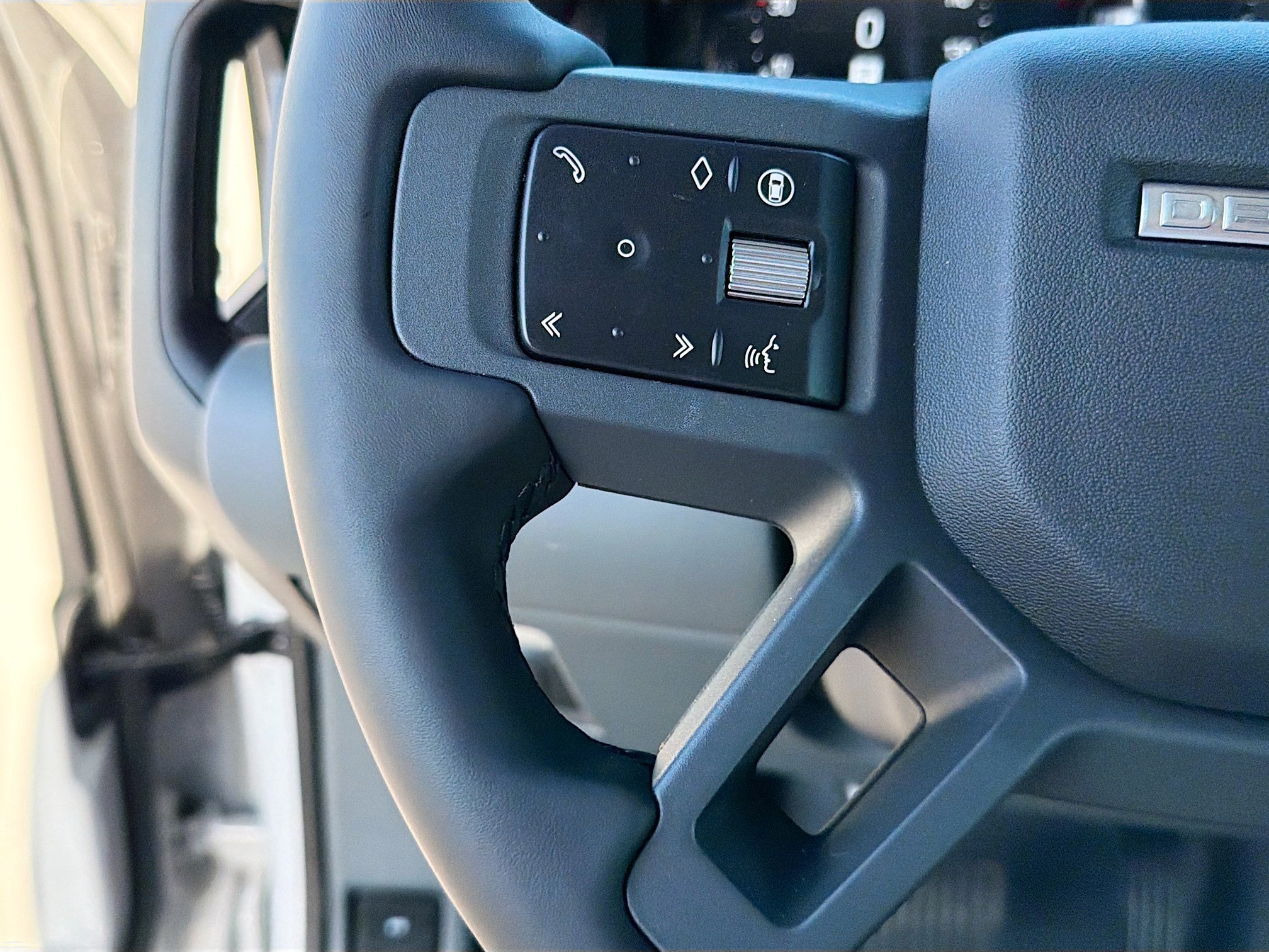 New 2026 Land Rover Defender 110 X-Dynamic SE AWD/4WD image 37