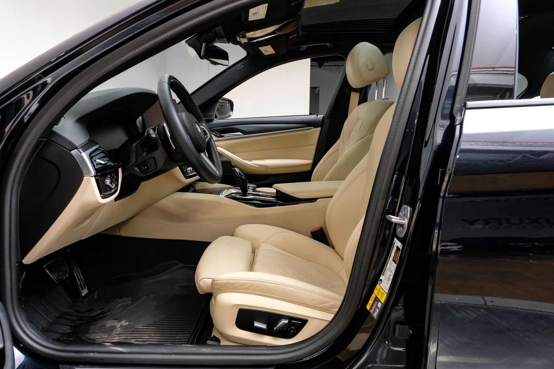 Used 2023 BMW 530e w/ M Sport Package image 4