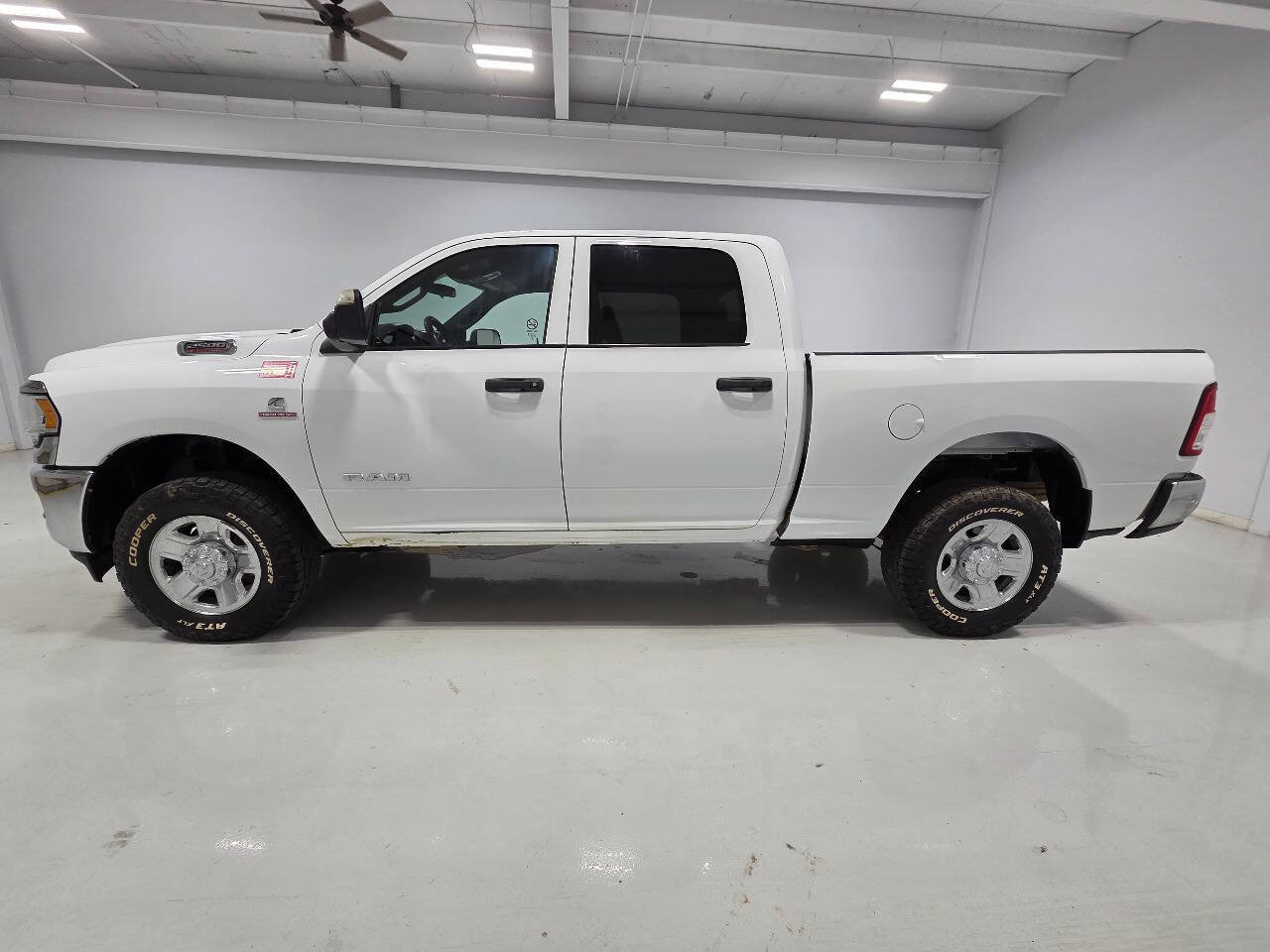 Used 2022 RAM 2500 Tradesman w/ Chrome Appearance Group AWD/4WD image 4