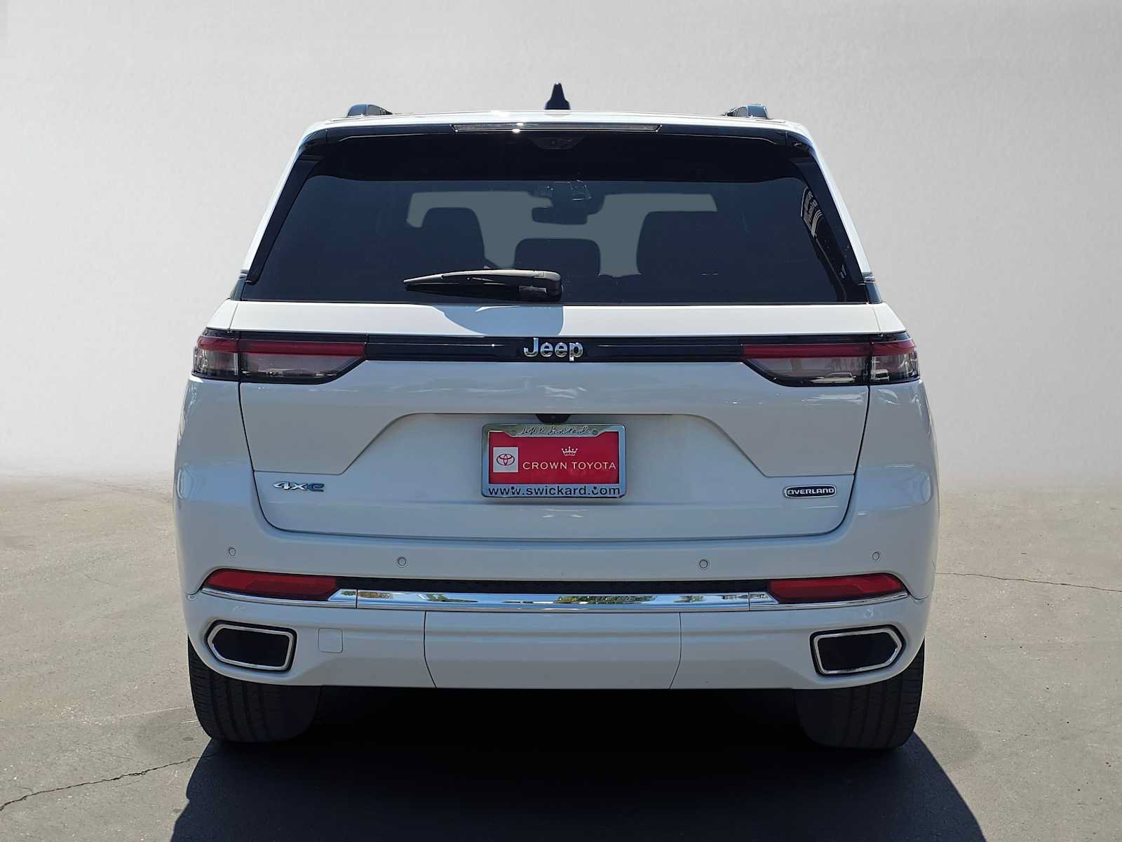 Used 2023 Jeep Grand Cherokee Overland w/ Luxury Tech Group IV AWD/4WD image 4