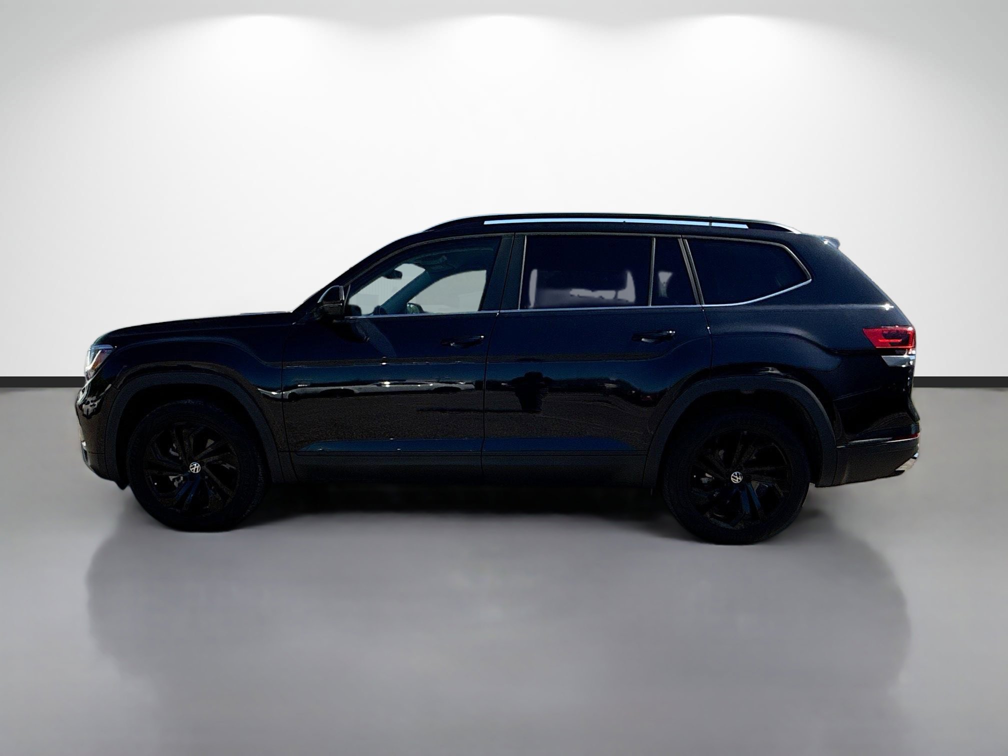 Used 2023 Volkswagen Atlas SE w/ Black Wheel Package image 6