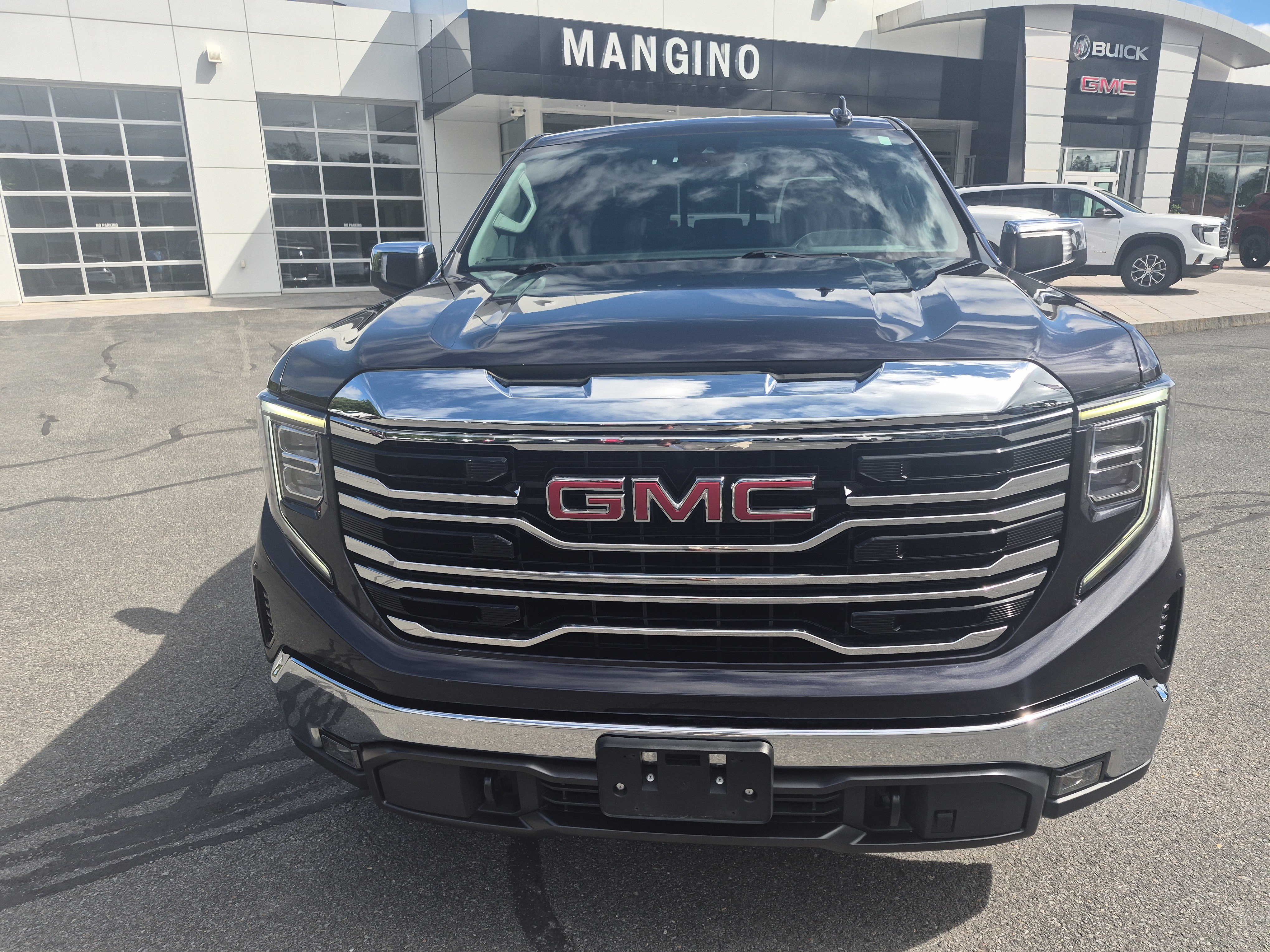 Certified 2022 GMC Sierra 1500 SLT w/ SLT Convenience Package AWD/4WD image 9