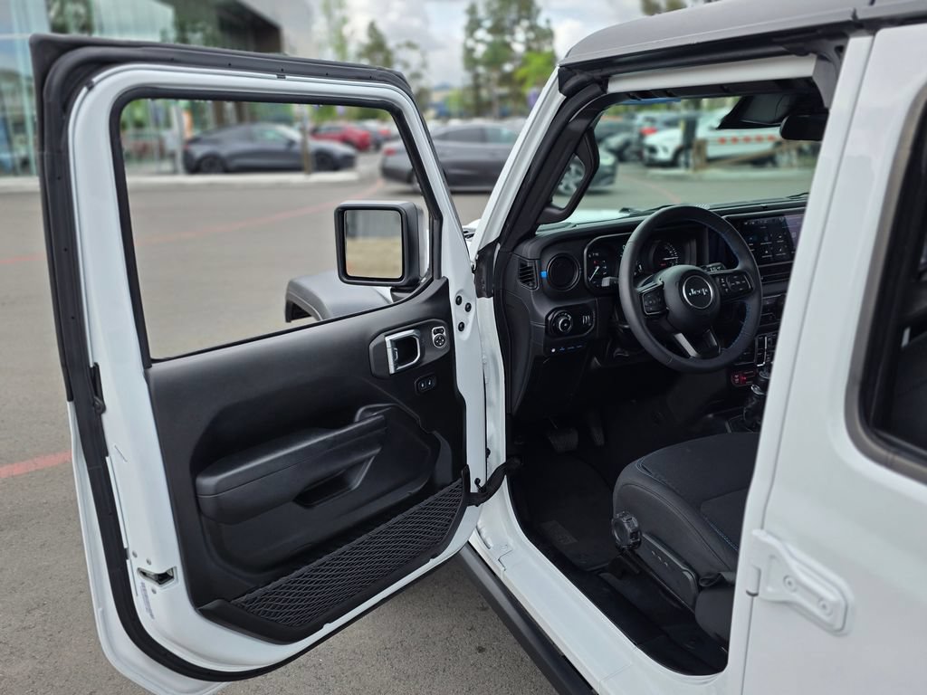 Used 2025 Jeep Wrangler Unlimited Rubicon 4xe w/ Safety Group AWD/4WD image 39