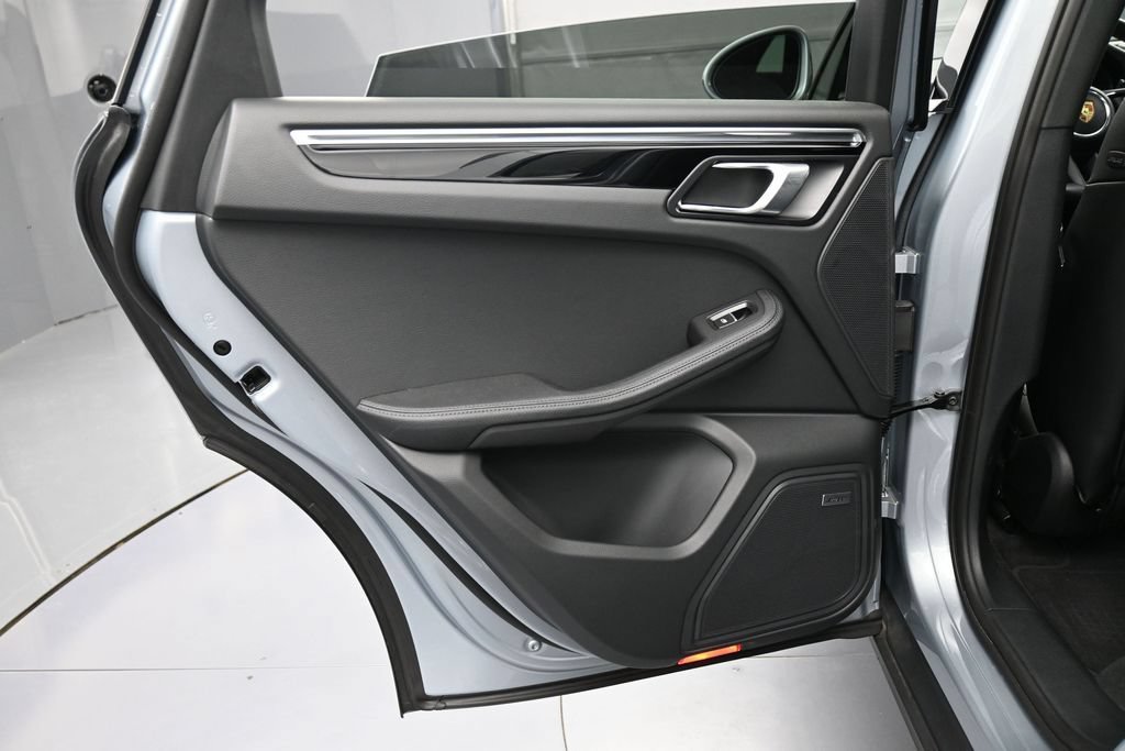 Certified 2025 Porsche Macan AWD/4WD image 22