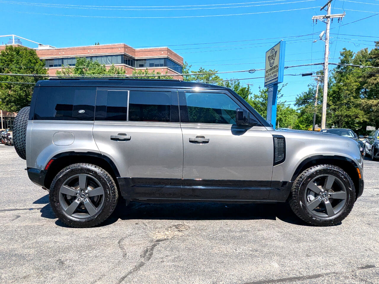 Used 2023 Land Rover Defender 110 X-Dynamic SE image 7
