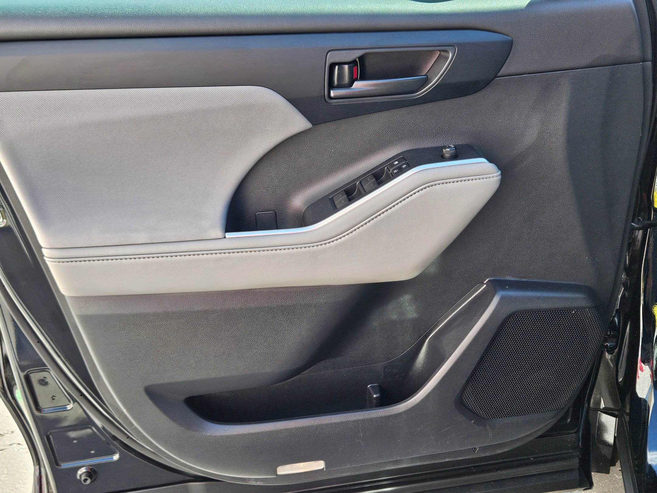 Used 2020 Toyota Highlander LE image 17