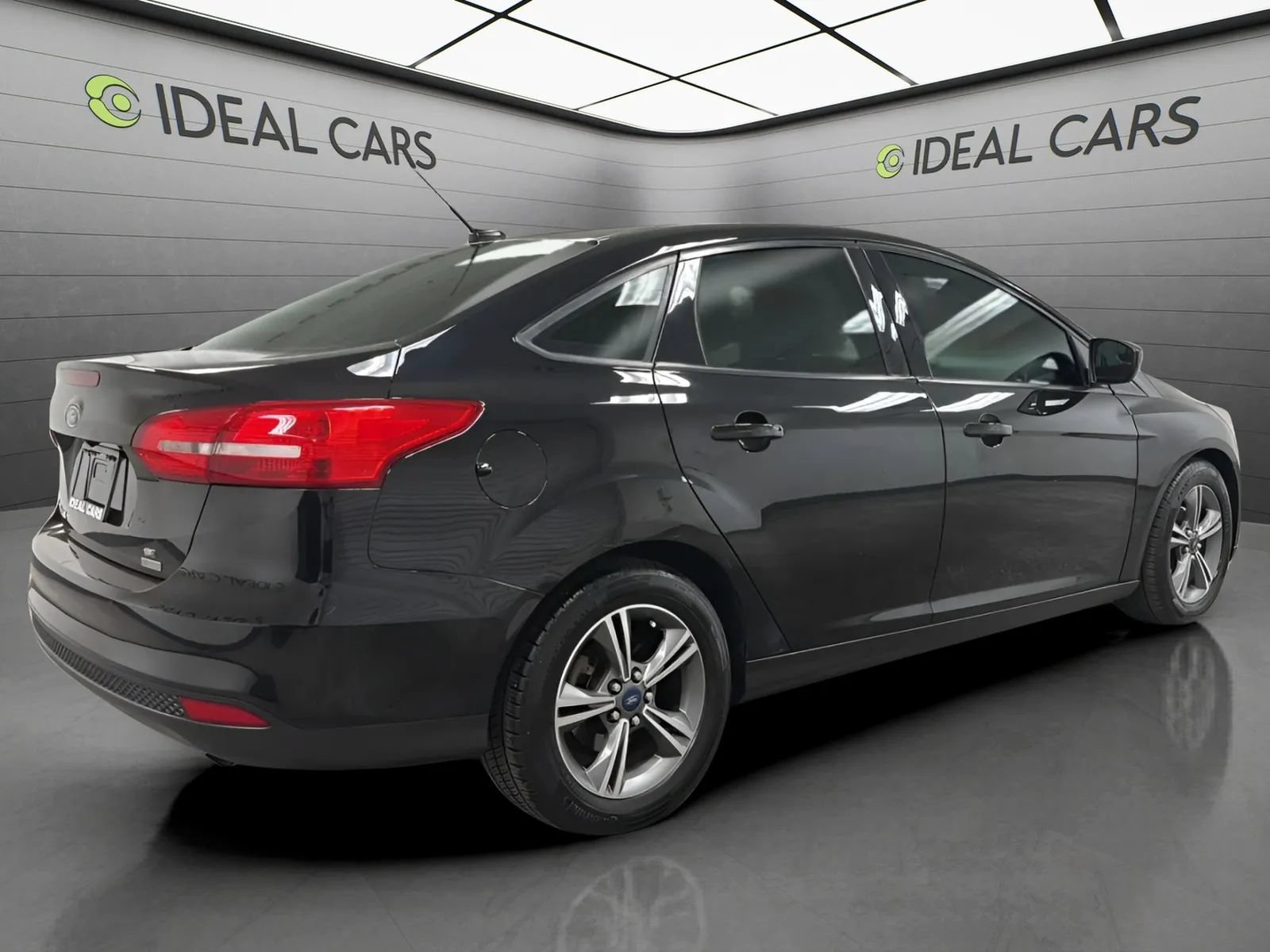 Used 2018 Ford Focus SE w/ SE Appearance Package FWD image 5