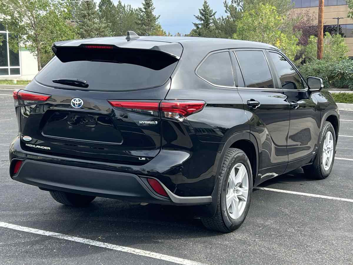 Used 2023 Toyota Highlander LE AWD/4WD image 3
