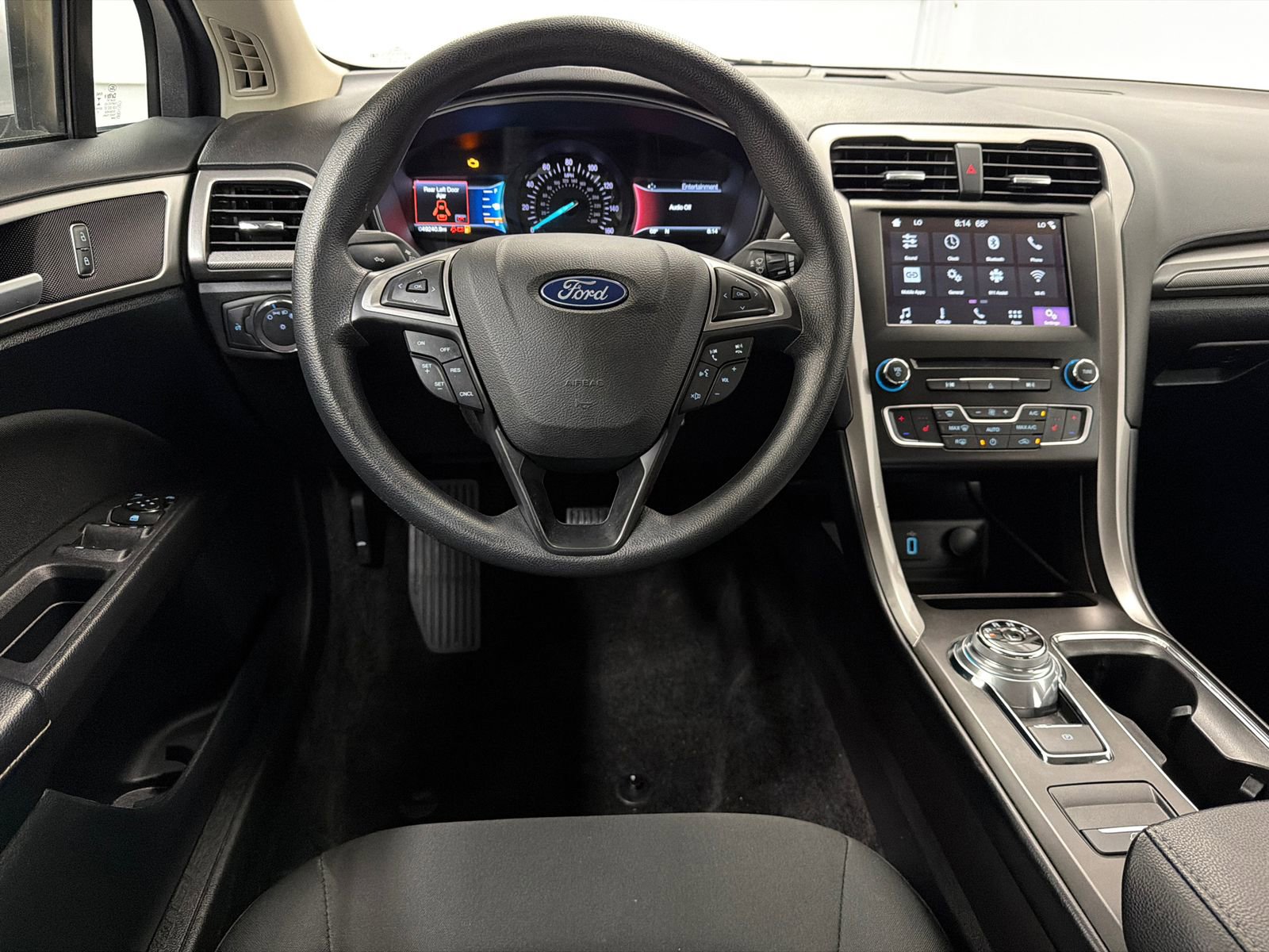 Used 2018 Ford Fusion SE w/ Fusion SE Technology Package FWD image 15