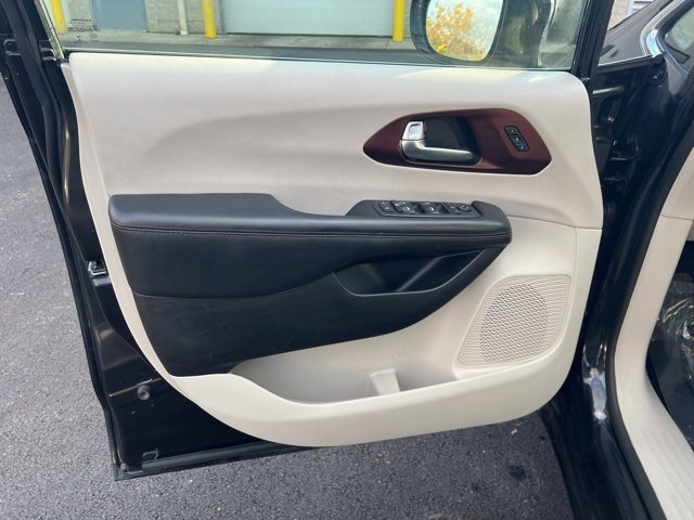 Used 2020 Chrysler Pacifica Limited image 26