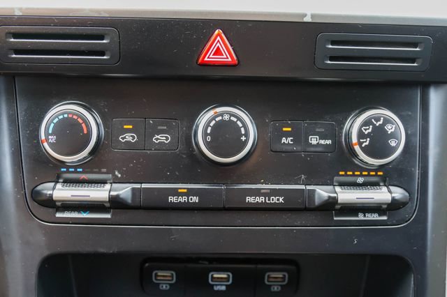 Used 2023 Kia Carnival LX FWD image 21