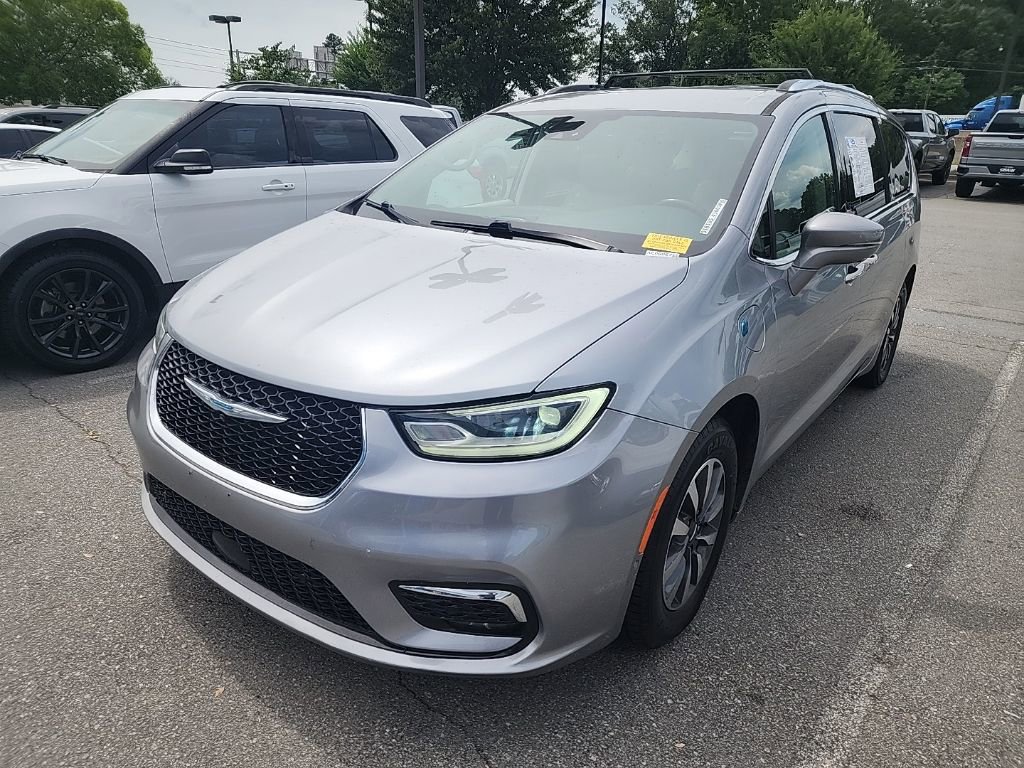 Used 2021 Chrysler Pacifica Touring-L FWD image 2