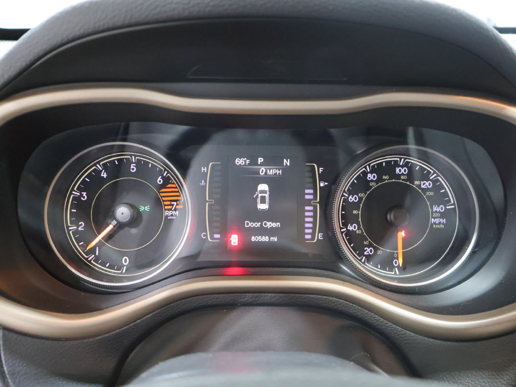 Used 2018 Jeep Cherokee Latitude w/ Cold Weather Group FWD image 37