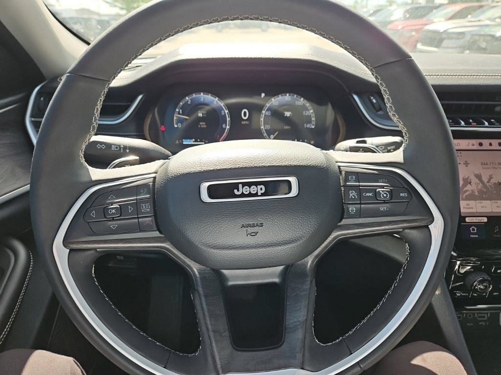 Used 2023 Jeep Grand Cherokee Limited w/ Black Appearance Package AWD/4WD image 13