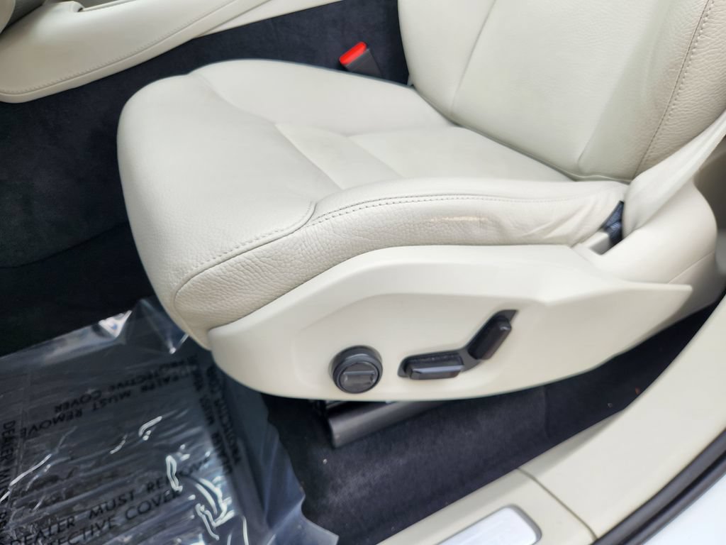 Certified 2025 Volvo XC90 T8 Plus AWD/4WD image 16