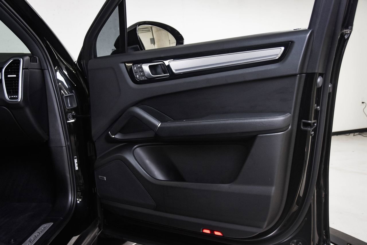 Certified 2023 Porsche Cayenne Platinum Edition image 27