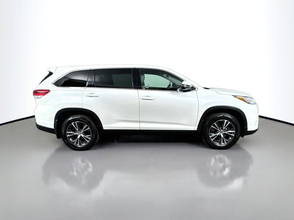 Used 2019 Toyota Highlander Plus AWD/4WD image 6