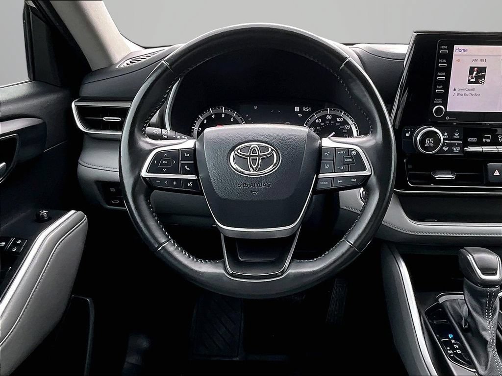 Used 2022 Toyota Highlander XLE FWD image 6