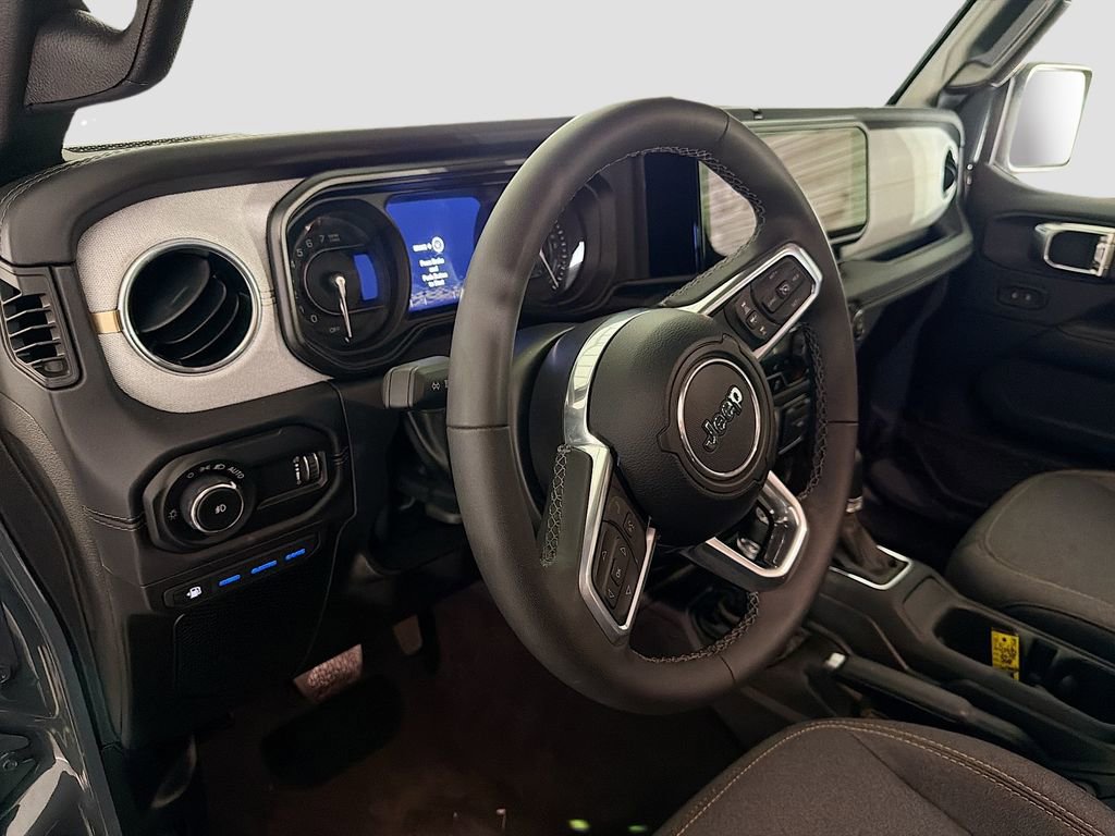 Used 2025 Jeep Wrangler Unlimited Sahara AWD/4WD image 9