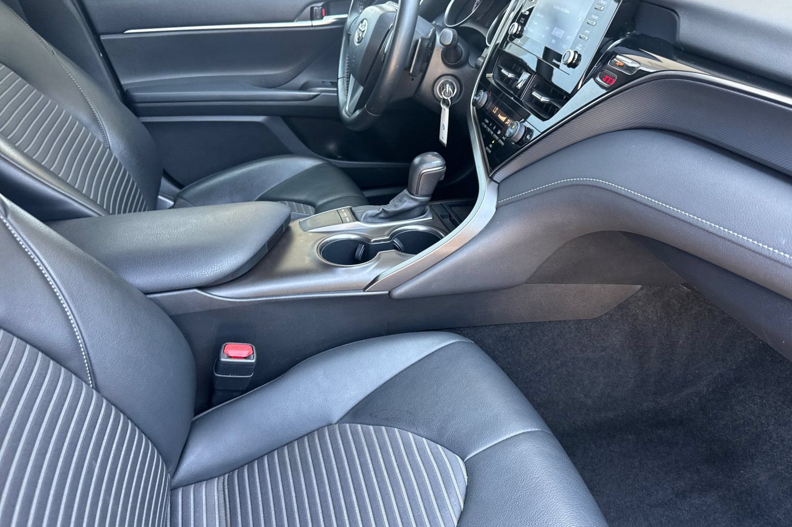 Used 2022 Toyota Camry SE FWD image 15