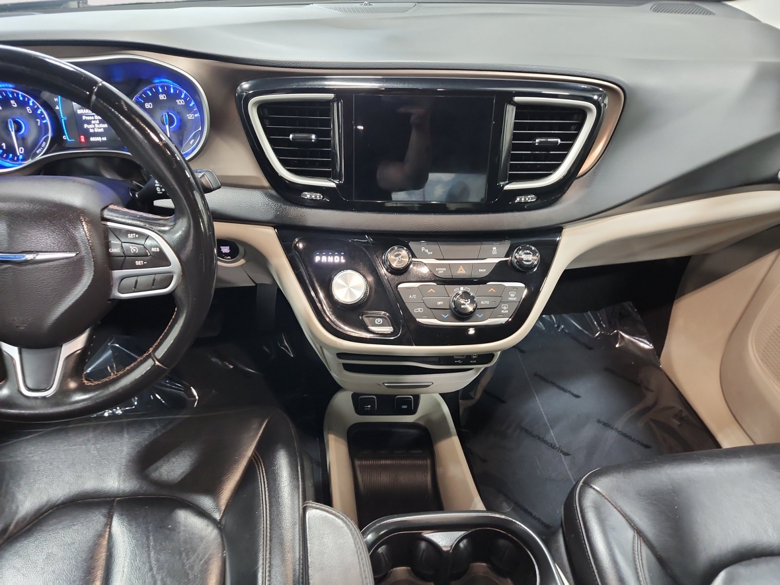 Used 2017 Chrysler Pacifica Touring-L FWD image 11
