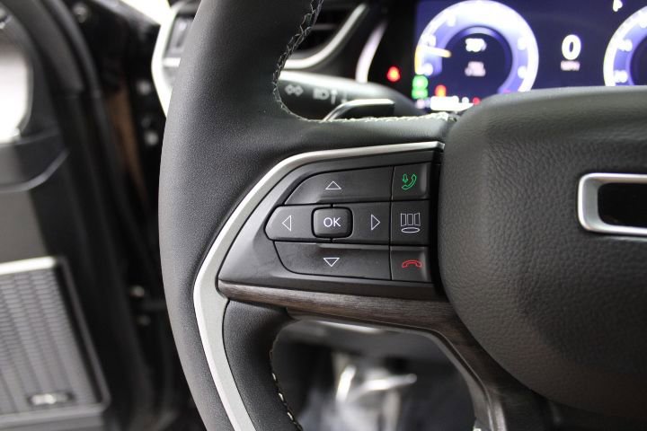 Used 2023 Jeep Grand Cherokee L Limited w/ Luxury Tech Group II AWD/4WD image 38