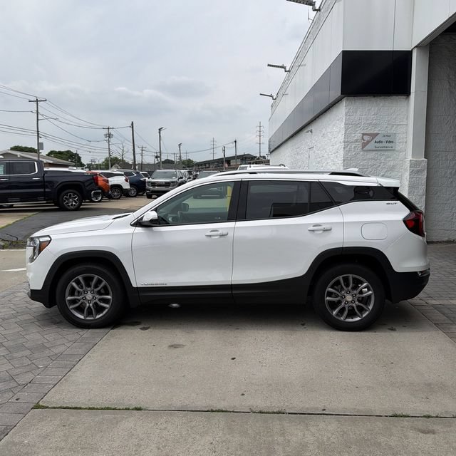 Used 2023 GMC Terrain SLT w/ Infotainment Package II AWD/4WD image 3