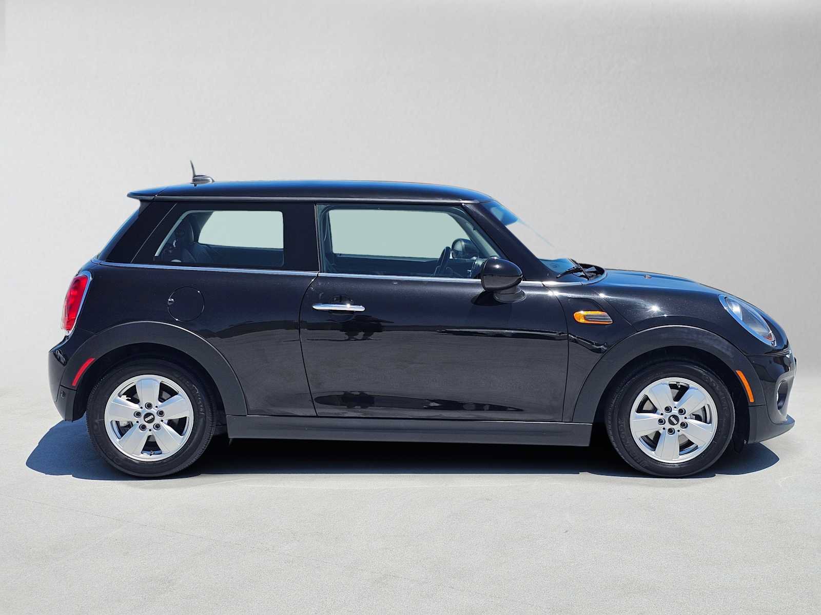 Used 2019 MINI Cooper 2-Door Hardtop FWD image 2