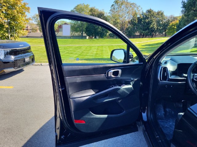 Certified 2024 Kia Sorento S w/ Panoramic Sunroof Package AWD/4WD image 13