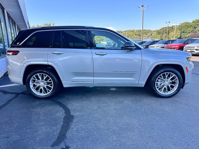 Used 2023 Jeep Grand Cherokee Summit w/ Luxury Tech Group V image 4