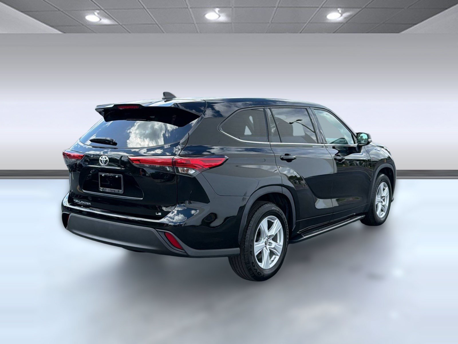 Used 2022 Toyota Highlander LE FWD image 9