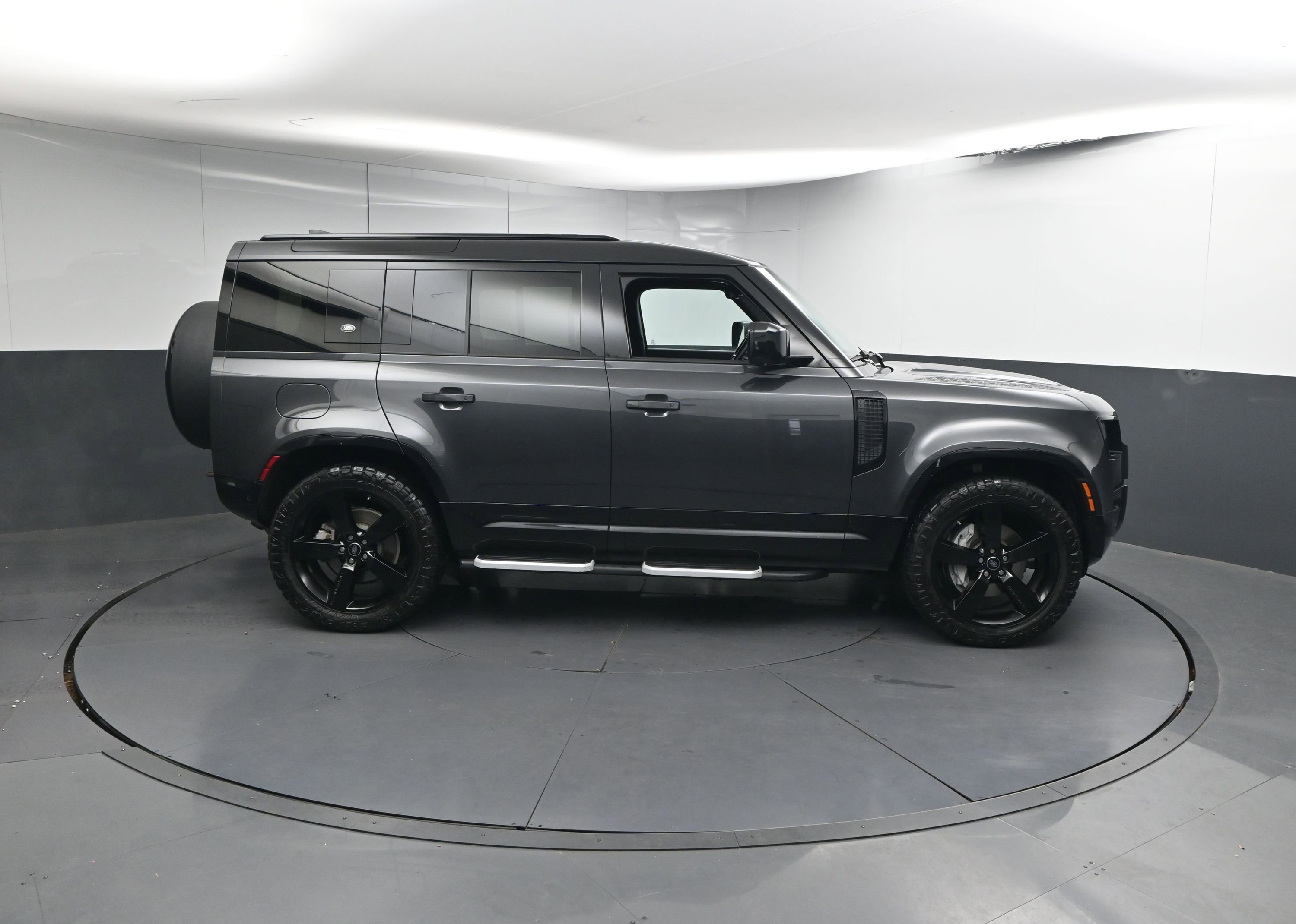 Used 2023 Land Rover Defender 110 X-Dynamic SE image 26