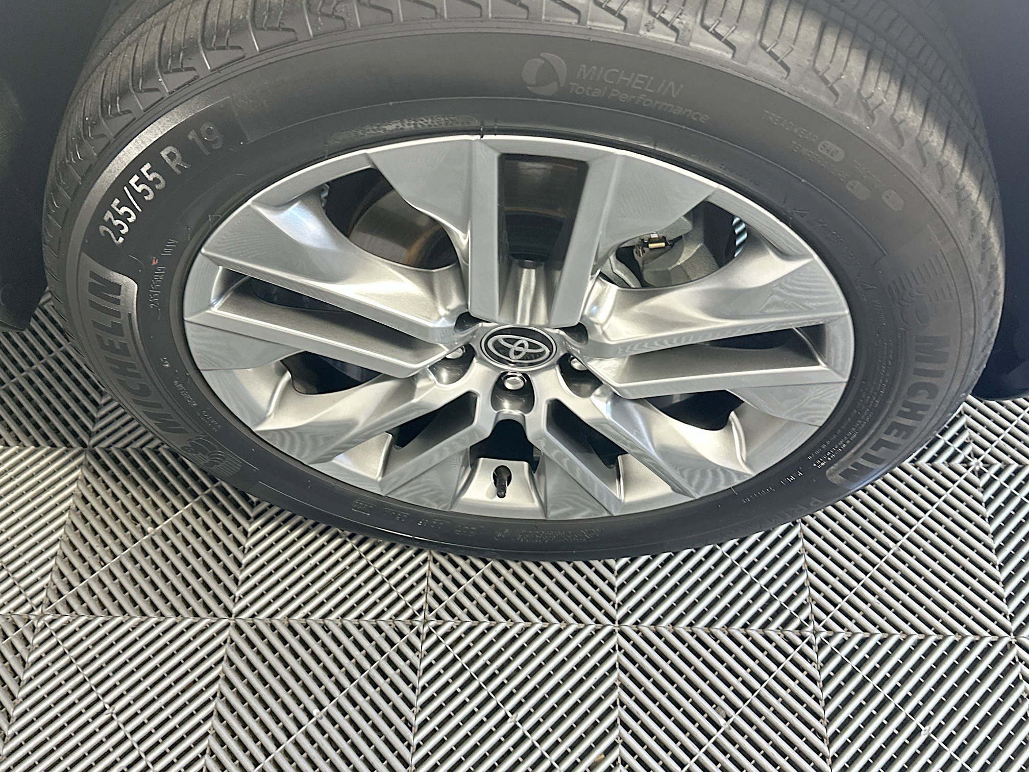 Used 2022 Toyota RAV4 XLE Premium image 11