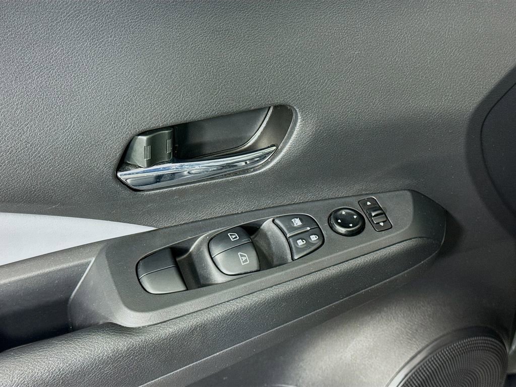 Used 2022 Nissan Kicks SR w/ Premium Package FWD image 17