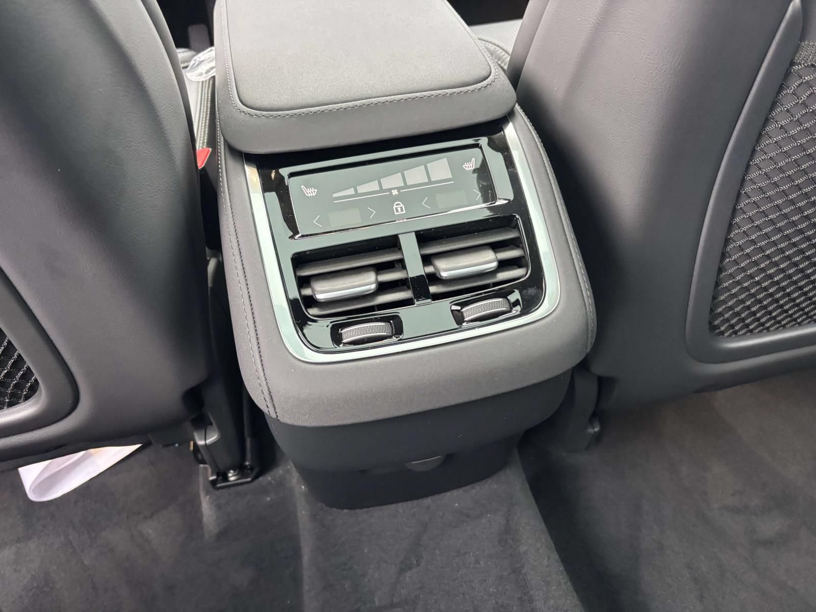 New 2026 Volvo XC90 B6 Ultra w/ Protection Package AWD/4WD image 32