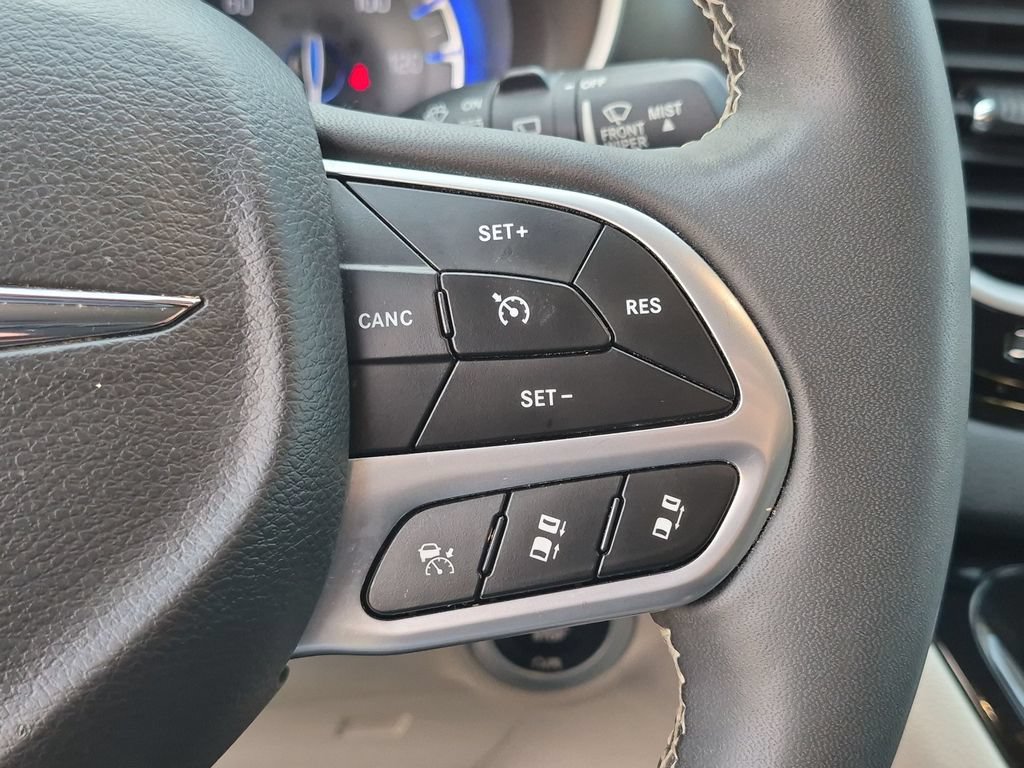 Used 2023 Chrysler Pacifica Touring-L FWD image 24