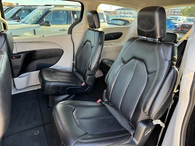 Used 2023 Chrysler Pacifica Touring-L image 16